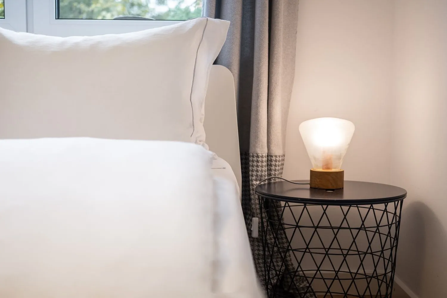 Detal sypialni w apartamencie Madoapart